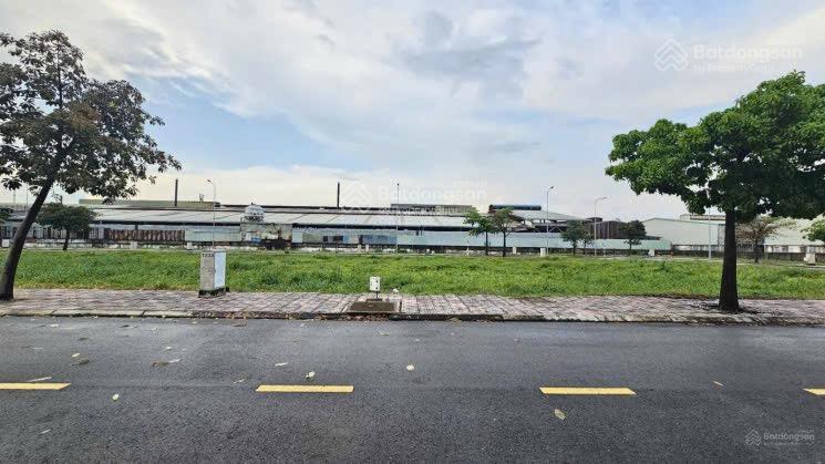 Chủ ngộp bán gấp đất ở mỹ phước, diện tích 300m2, giá 950tr, cách kđt ecolake 100m. sổ sẵn.