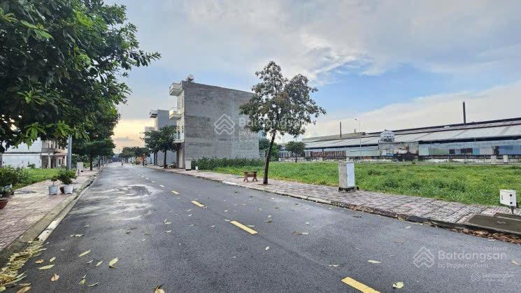 Chủ ngộp bán gấp đất ở mỹ phước, diện tích 300m2, giá 950tr, cách kđt ecolake 100m. sổ sẵn.