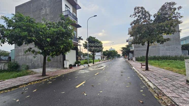 Chủ ngộp bán gấp đất ở mỹ phước, diện tích 300m2, giá 950tr, cách kđt ecolake 100m. sổ sẵn.