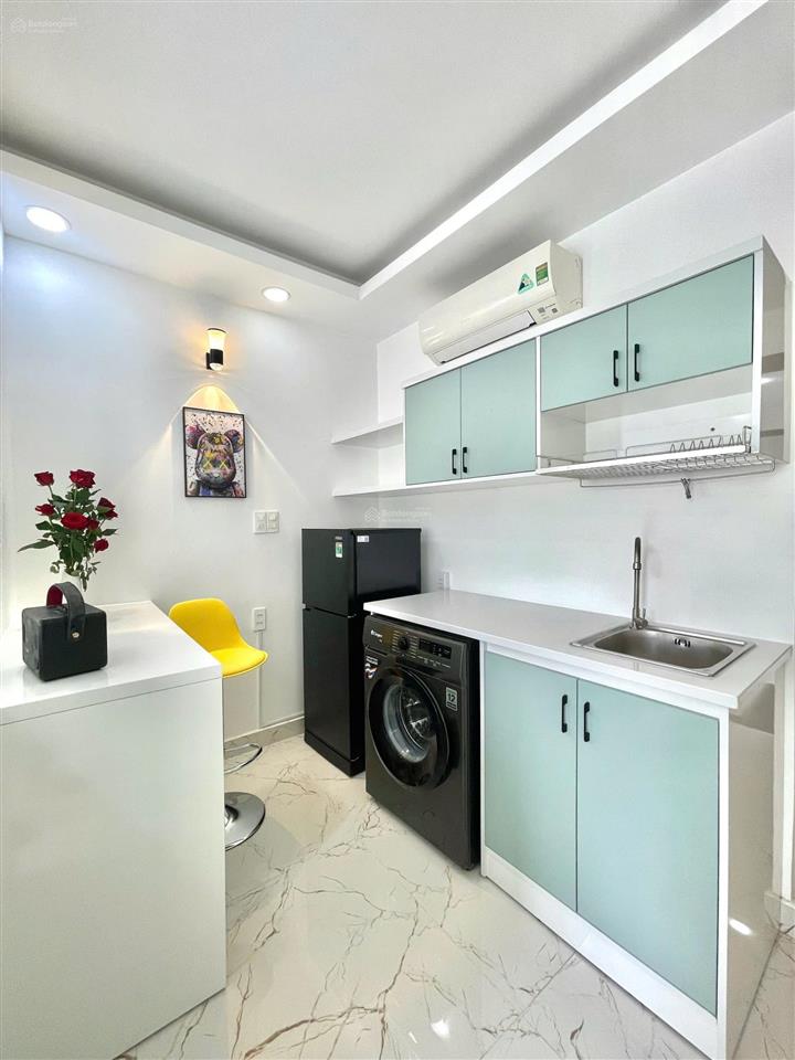 Cho thuê căn hộ ban công quận 1  đường trần hưng đạo  gần cầu nguyễn văn cừ