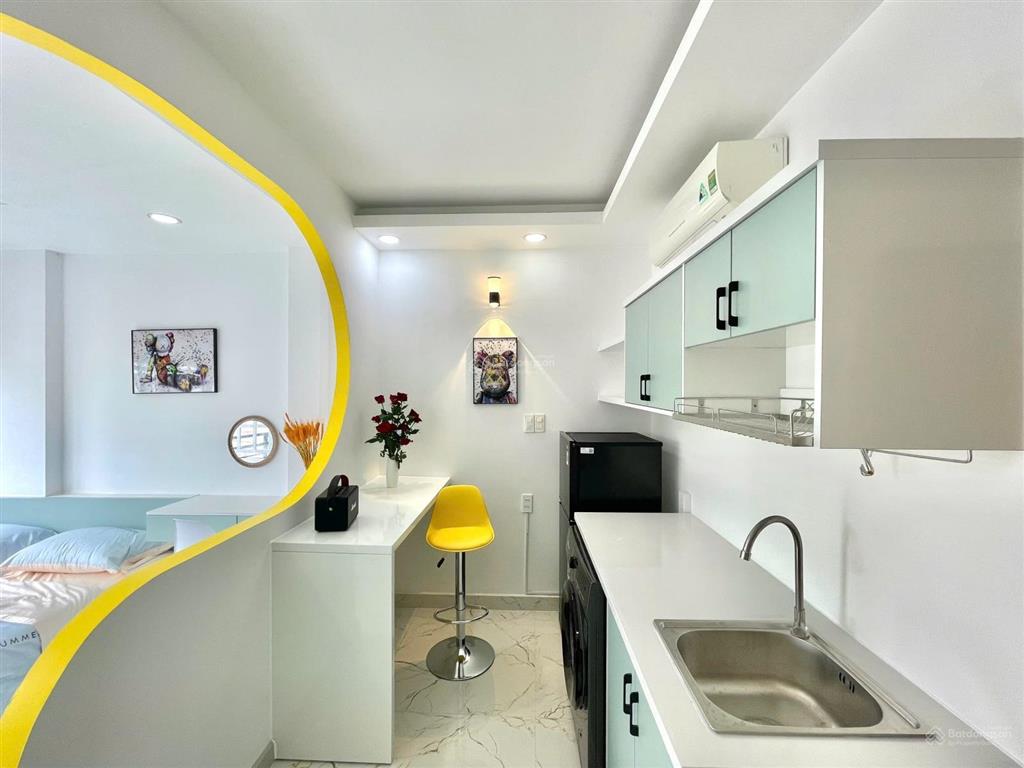 Cho thuê căn hộ ban công quận 1  đường trần hưng đạo  gần cầu nguyễn văn cừ