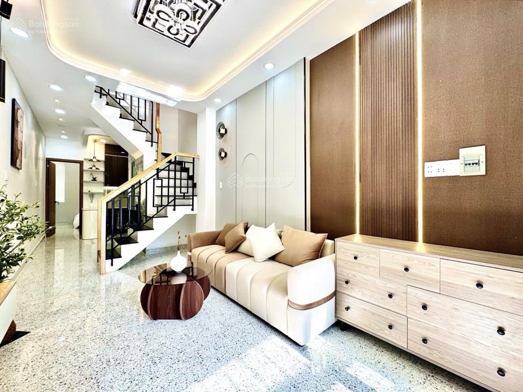 Ngay phạm văn đồng, p1, gò vấp  mặt tiền đường số  3pn, 3wc  cửa trước, cửa sau  55m2  7.65 tỉ