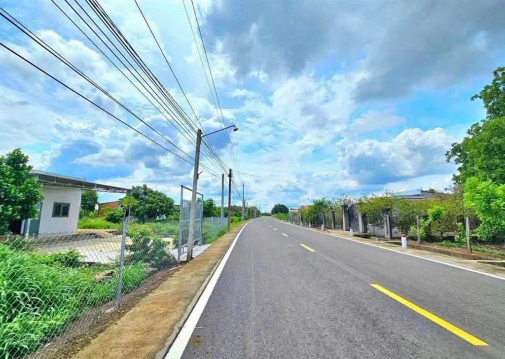 Chủ kẹt bank nên cần bán gấp căn nhà vườn 1300 mét vuông có sẵn thổ cư, giá 240tr