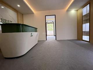 Cho thuê tầng 2 mặt phố lạc long quân 130m, có thang máy, hầm để xe, vỉa hè thoáng rộng.