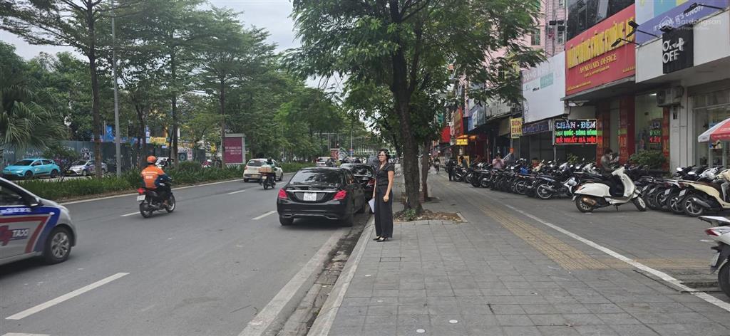 Mặt phố 100 m2 giá mềm cho đầu tư, chỉ 400 triệu/m2, sổ vuông đét, tại nguyễn khánh toàn cầu giấy.