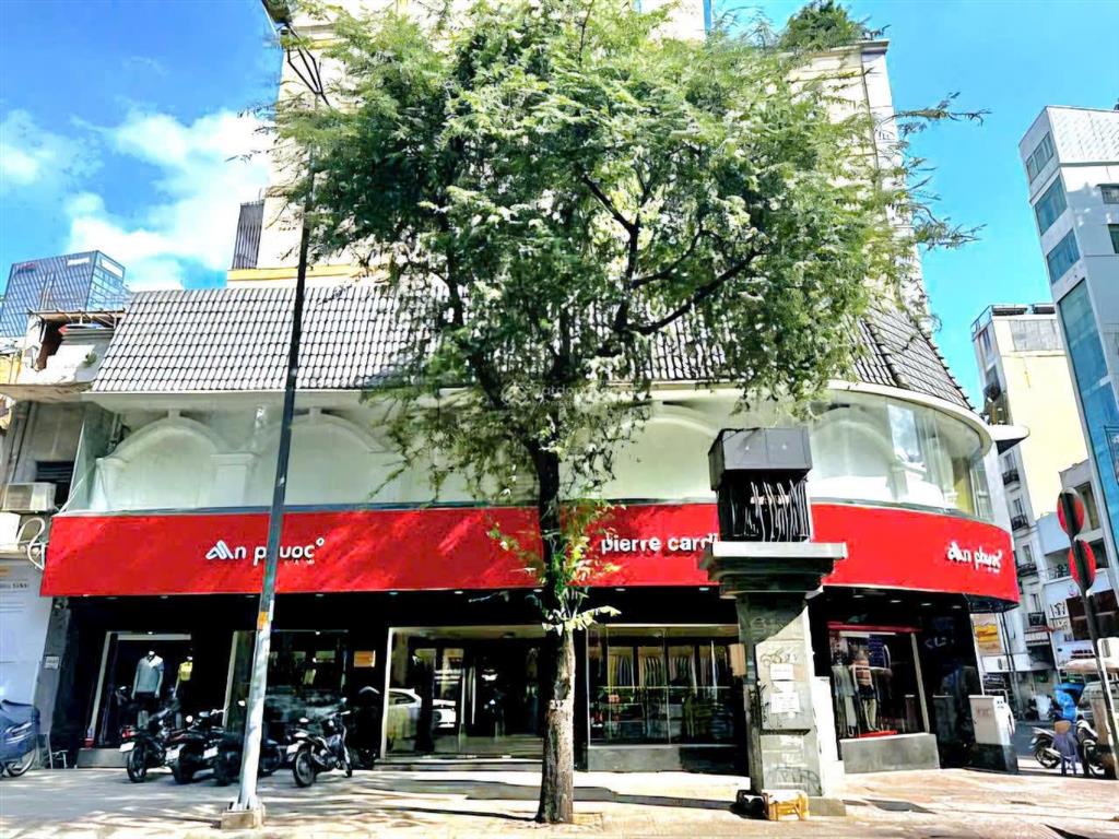 Chia tài sản bán nhà 2mt thủ khoa huân, p. bến thành ngang 20m giá 140 tỷ