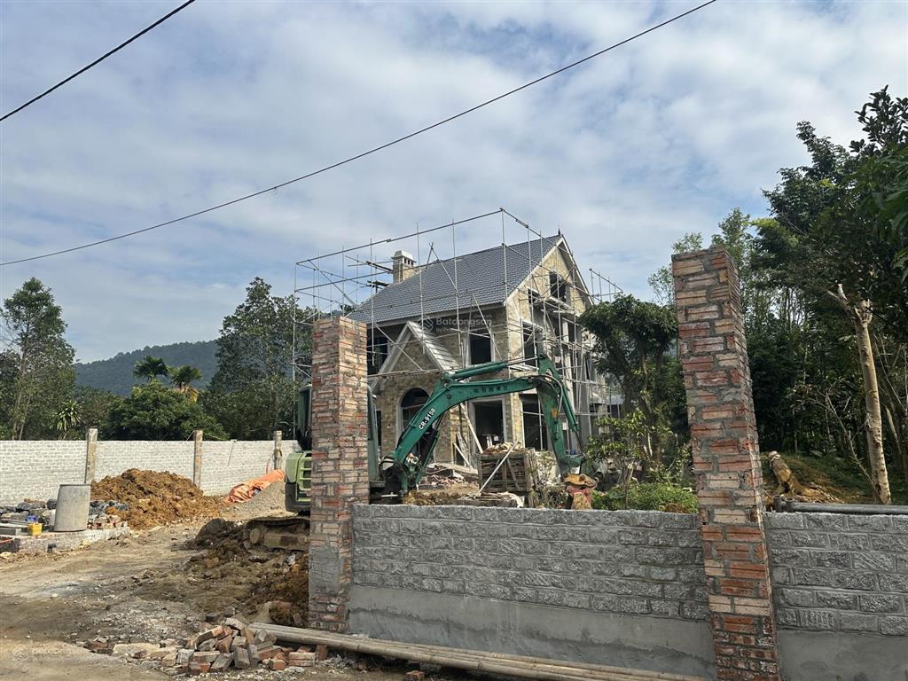 Biệt thự sân vườn kề bên hàng xóm vua hài đất bắc