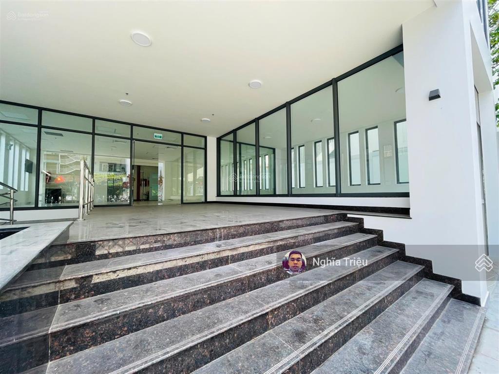 Cho thuê tòa nhà mặt tiền khu sân bay diện tích 10x20m 1 hầm 5 lầu