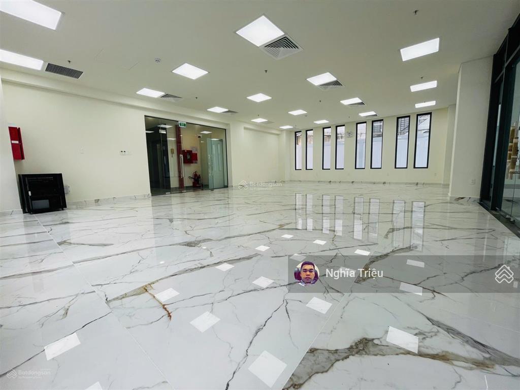 Cho thuê tòa nhà mặt tiền khu sân bay diện tích 10x20m 1 hầm 5 lầu