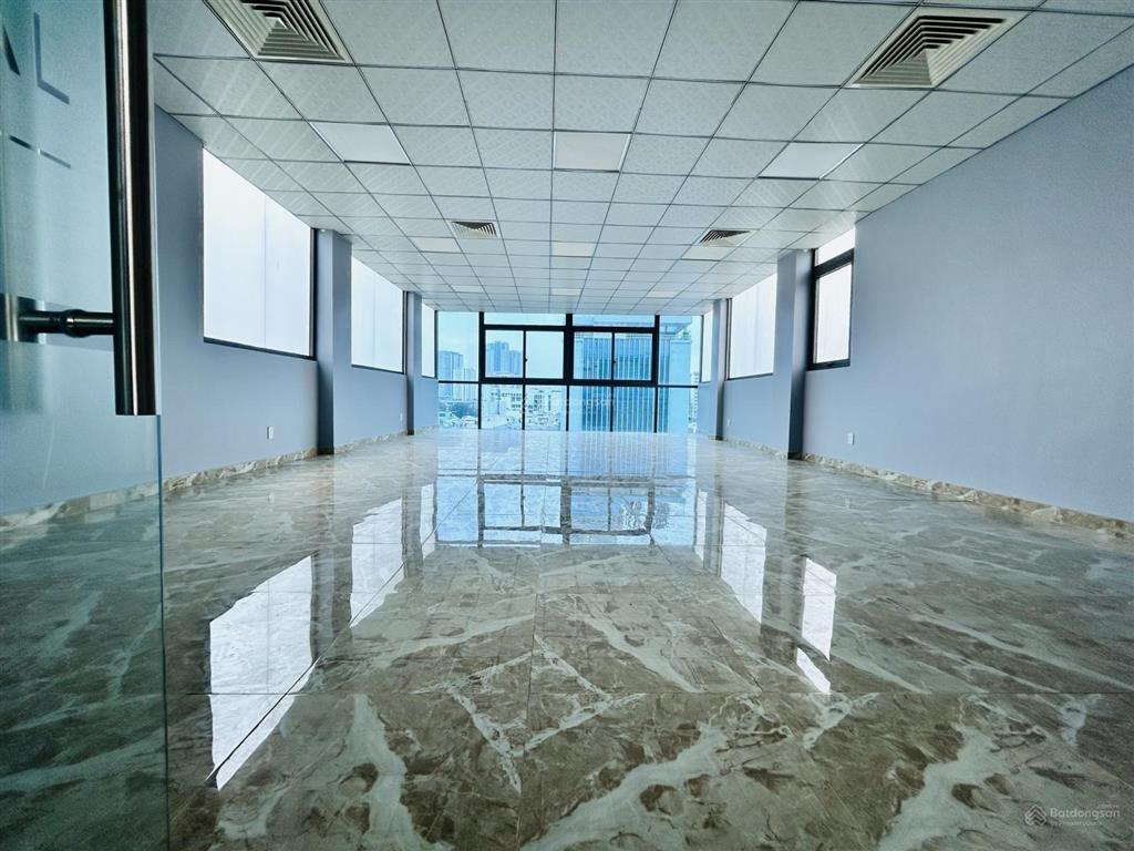 Tòa nhà đường sư vạn hạnh 7x20m, hầm trệt 4 lầu cho thuê