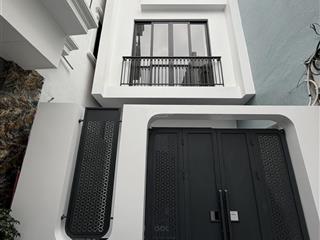 Bán nhà 3 tầng độc lập, full nội thất luxury, có sân cổng riêng đối diện chung cư hoàng huy an đông