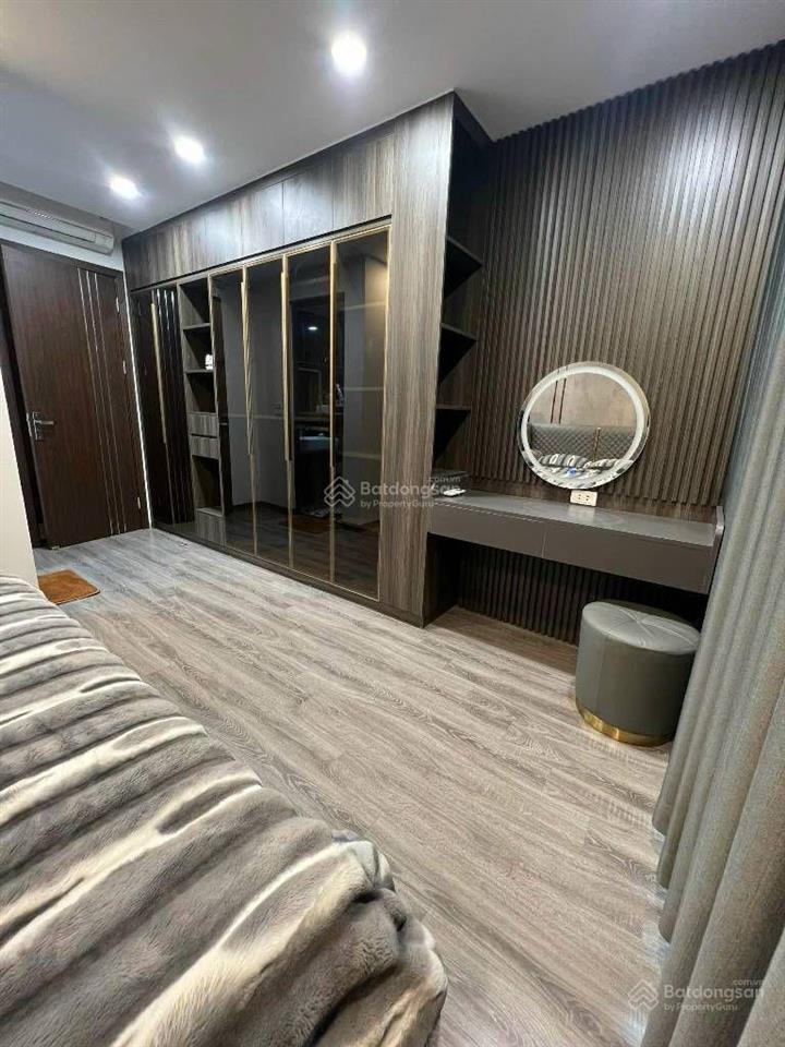 11.5 tỷ bán gấp nhà bát khối 39m2, 6 tầng thang máy, gara ô tô, gần cầu vĩnh tuy, full nội thất