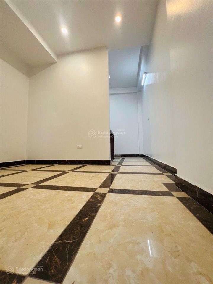 Đàm quang trung thông phố trạm, vài bước ra cầu vĩnh tuy, nhà mới đẹp 40m2 5 tầng, 3pn