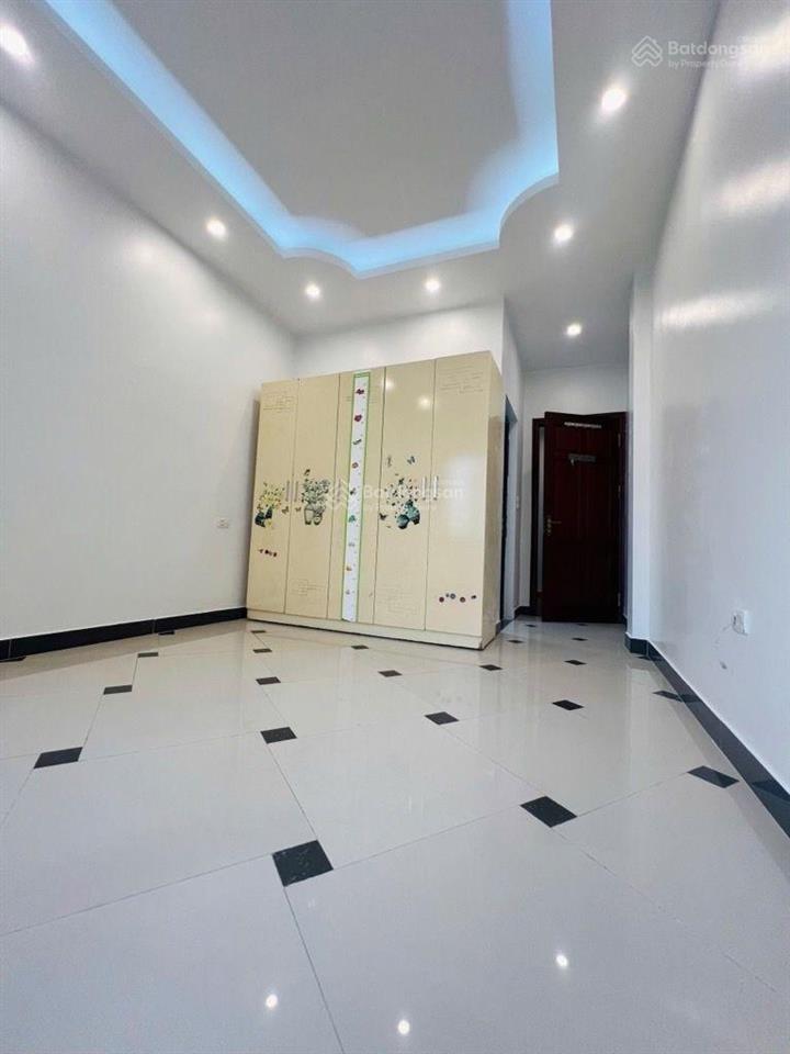 Đàm quang trung thông phố trạm, vài bước ra cầu vĩnh tuy, nhà mới đẹp 40m2 5 tầng, 3pn