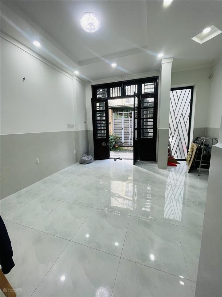 Chỉ 5.49 tỷ  nhà 3 tầng  hẻm xe hơi thẳng trục  37.1m2  cách mt 50m  gần làng hoa p11 gv