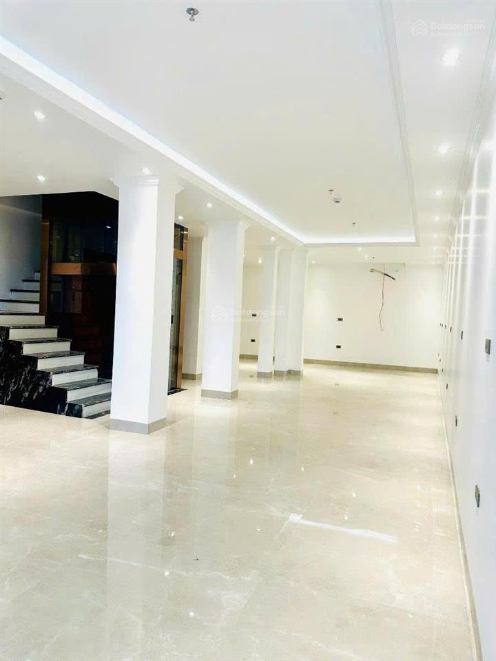 Nhà 2 mặt phố, kinh doanh, ô tô tránh, nhà xây 8 tầng thang máy, vỉa hè trước sau 3m.