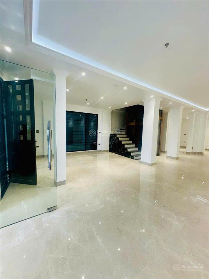 Nhà 2 mặt phố, kinh doanh, ô tô tránh, nhà xây 8 tầng thang máy, vỉa hè trước sau 3m.