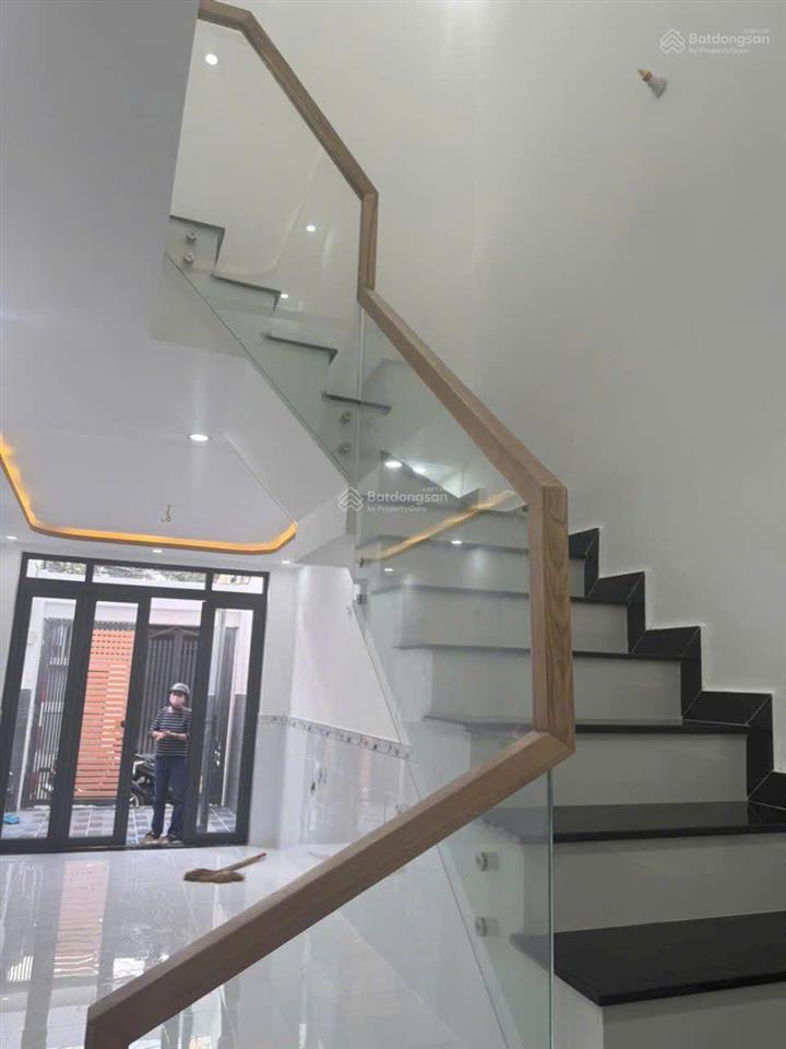 Nhà mới hoàn toàn..đúc kiêng cố 1 lầu  mặt tiền đường lê lợi ngay trung chánh