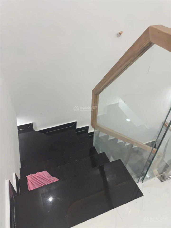 Nhà mới hoàn toàn..đúc kiêng cố 1 lầu  mặt tiền đường lê lợi ngay trung chánh