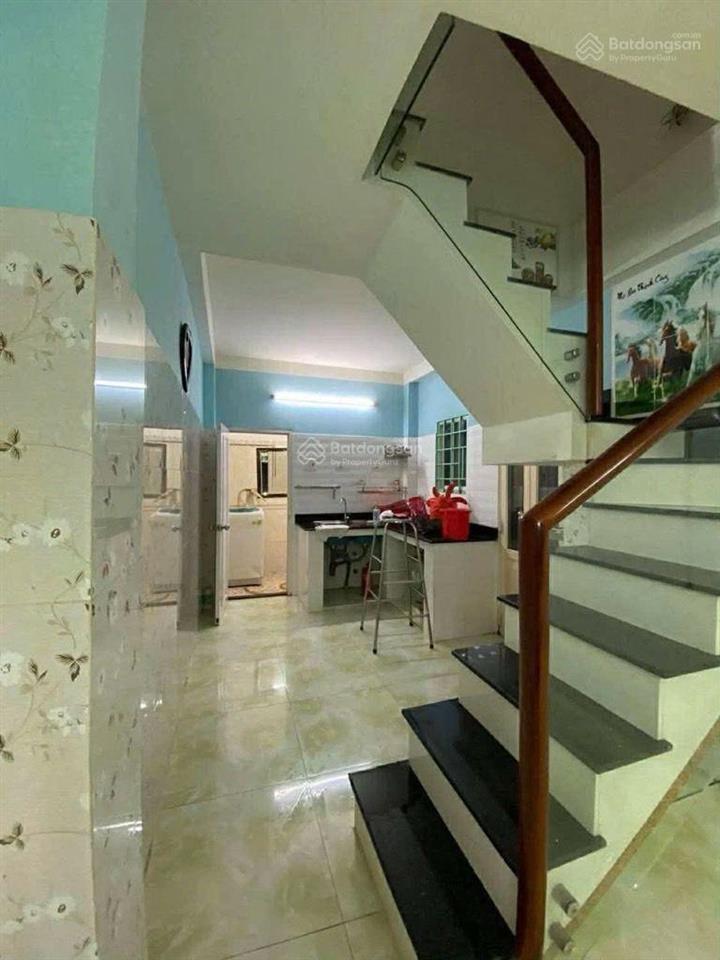 Gần quận 1  ngay bờ kè thoáng mát  lô góc cực đẹp  nhà đúc chắc chắn