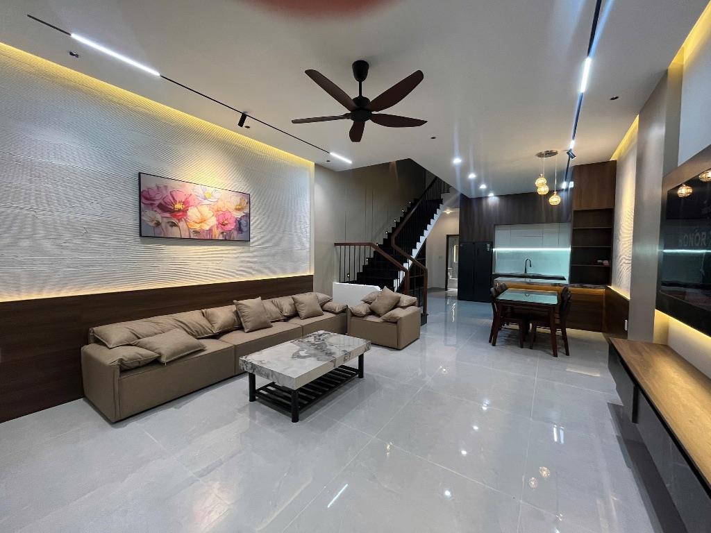 KHÔNG CÓ CHỖ CHÊ NHÀ 3 TẦNG CỰC ĐẸP MẶT TIỀN THANH HOÁ,HOÀ XUÂN,CÓ GARA ÔTÔ,SÁT VÕ AN NINH