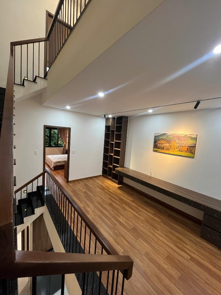 KHÔNG CÓ CHỖ CHÊ NHÀ 3 TẦNG CỰC ĐẸP MẶT TIỀN THANH HOÁ,HOÀ XUÂN,CÓ GARA ÔTÔ,SÁT VÕ AN NINH