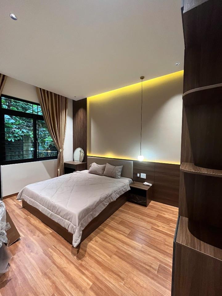 KHÔNG CÓ CHỖ CHÊ NHÀ 3 TẦNG CỰC ĐẸP MẶT TIỀN THANH HOÁ,HOÀ XUÂN,CÓ GARA ÔTÔ,SÁT VÕ AN NINH