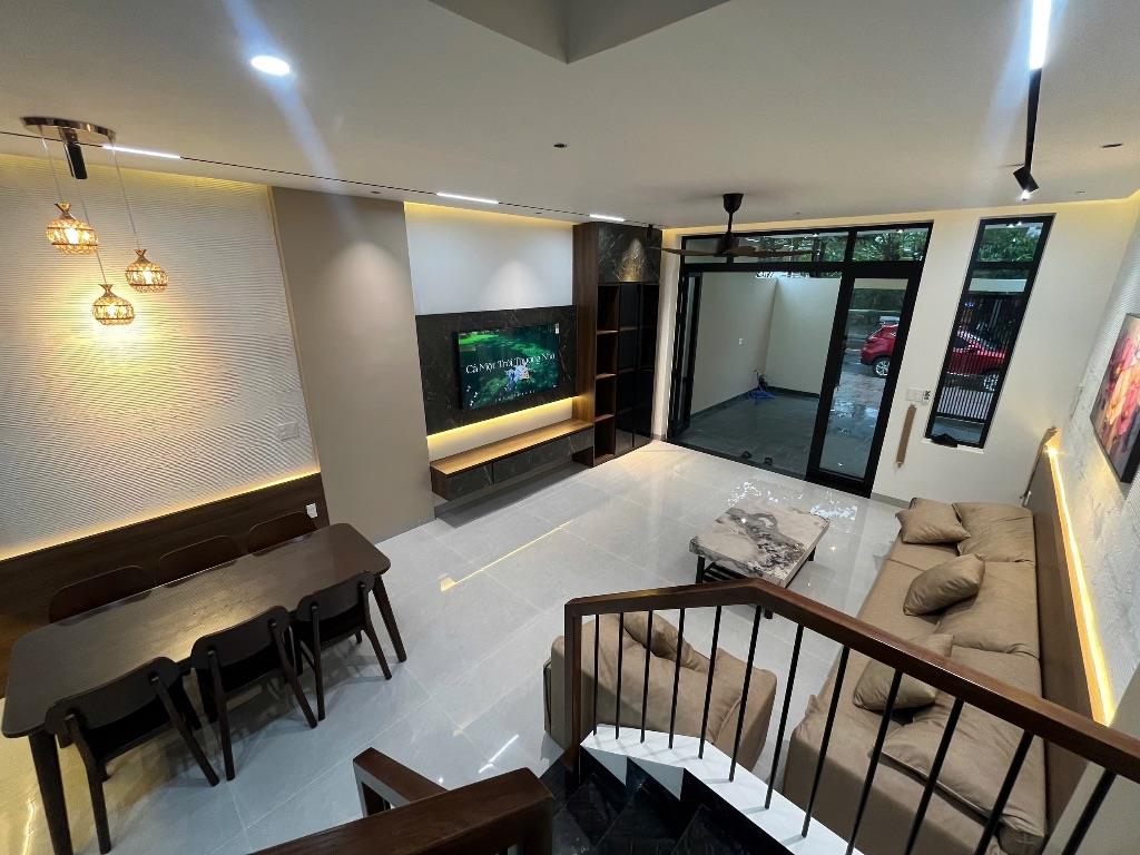 KHÔNG CÓ CHỖ CHÊ NHÀ 3 TẦNG CỰC ĐẸP MẶT TIỀN THANH HOÁ,HOÀ XUÂN,CÓ GARA ÔTÔ,SÁT VÕ AN NINH