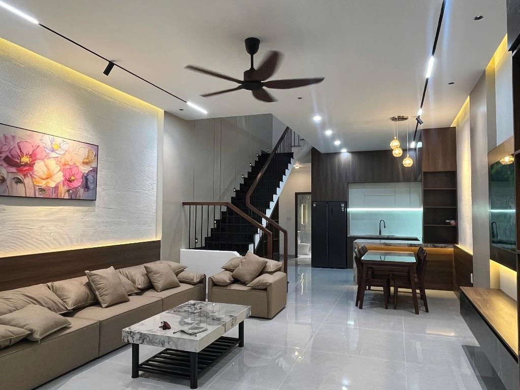 KHÔNG CÓ CHỖ CHÊ NHÀ 3 TẦNG CỰC ĐẸP MẶT TIỀN THANH HOÁ,HOÀ XUÂN,CÓ GARA ÔTÔ,SÁT VÕ AN NINH