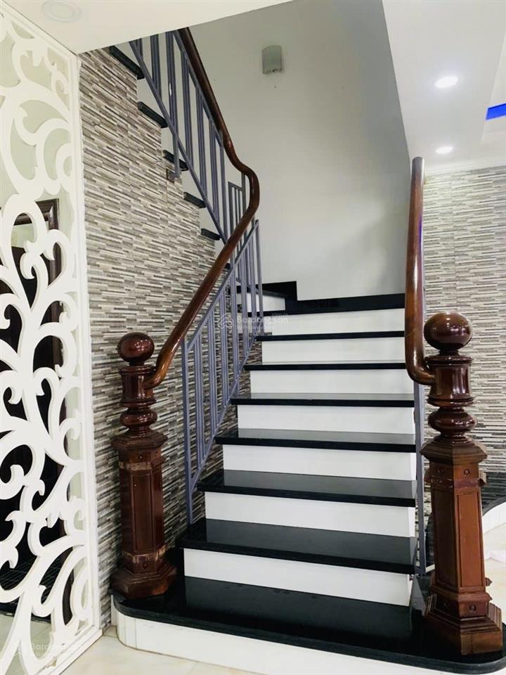 Xe hơi ngủ trong nhà  mặt tiền đường lớn dt khủng 8x23m  p7 q8