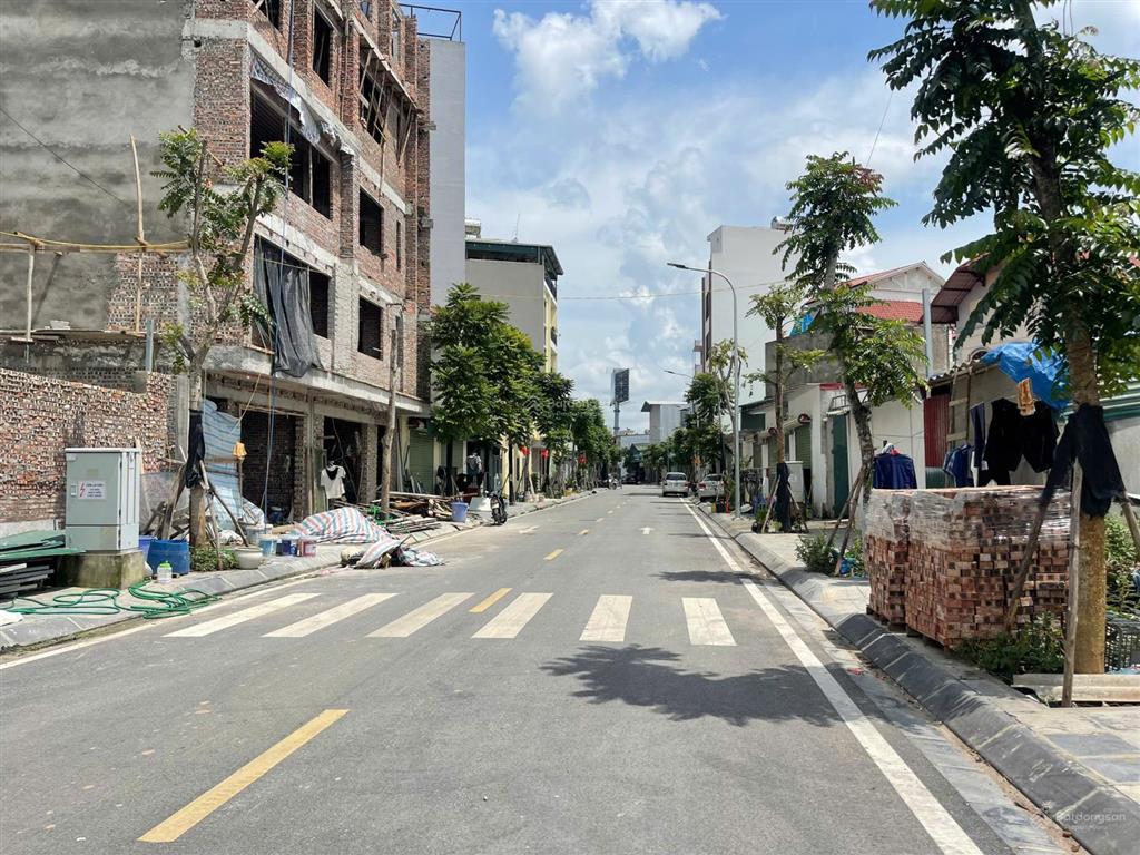 Bán đất cự khối, ô tô tránh, vỉa hè, kinh doanh, 94 m2, mặt tiền 5.8 m, giá chỉ 16,2 tỷ.