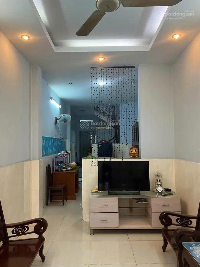 Bán nhà hai bà trưng 61m2 3 tầng  13.5 tỷ  hẻm xe hơi thông 2 mặt