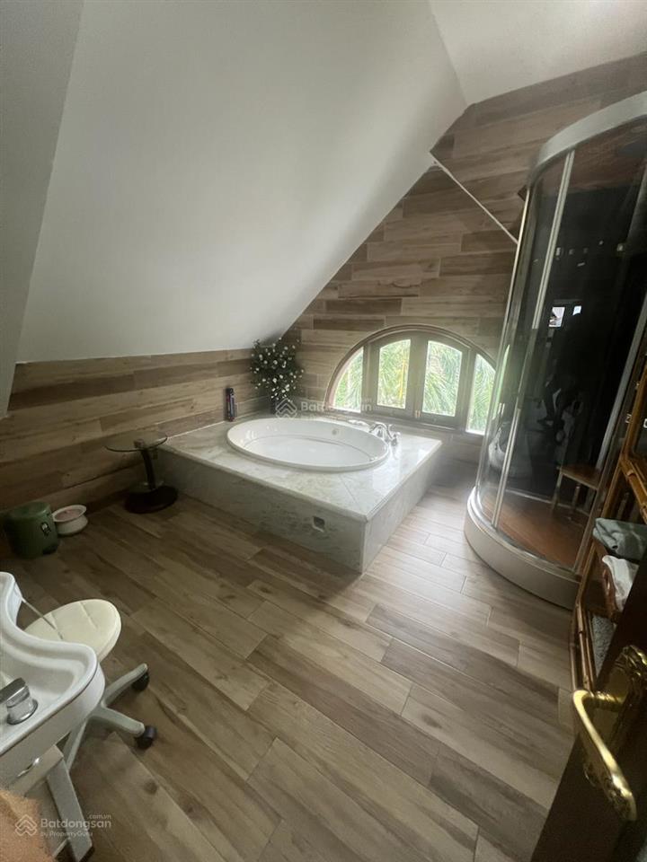 Biệt phủ sân vườnkđt resco sát mặt đường phạm văn đồng  đối diện cv hoà bìnhthang máy nhập khau