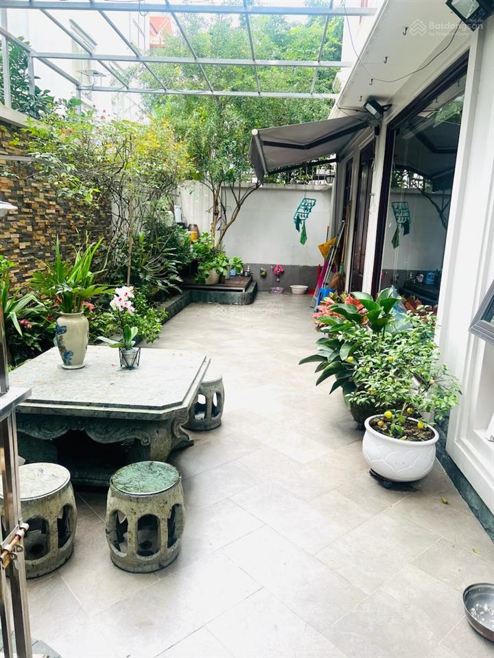 Biệt phủ sân vườnkđt resco sát mặt đường phạm văn đồng  đối diện cv hoà bìnhthang máy nhập khau