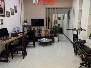 Chính chủ bán nhà mặt ngõ đường giải phóng ô tô đỗ cửa vị trí trung tâm