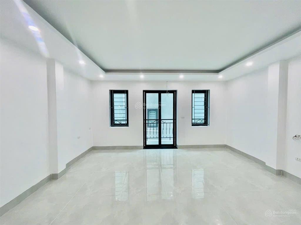 Chính chủ bán nhà 5 tầng thang máy, xung quanh nhiều tiện ích, ở sướng