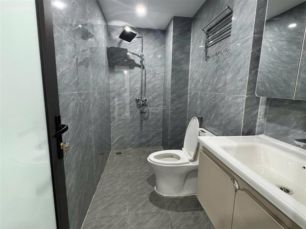 Chính chủ bán nhà 5 tầng thang máy, xung quanh nhiều tiện ích, ở sướng