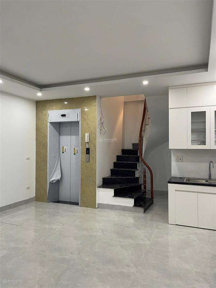 Chính chủ bán nhà 5 tầng thang máy, xung quanh nhiều tiện ích, ở sướng