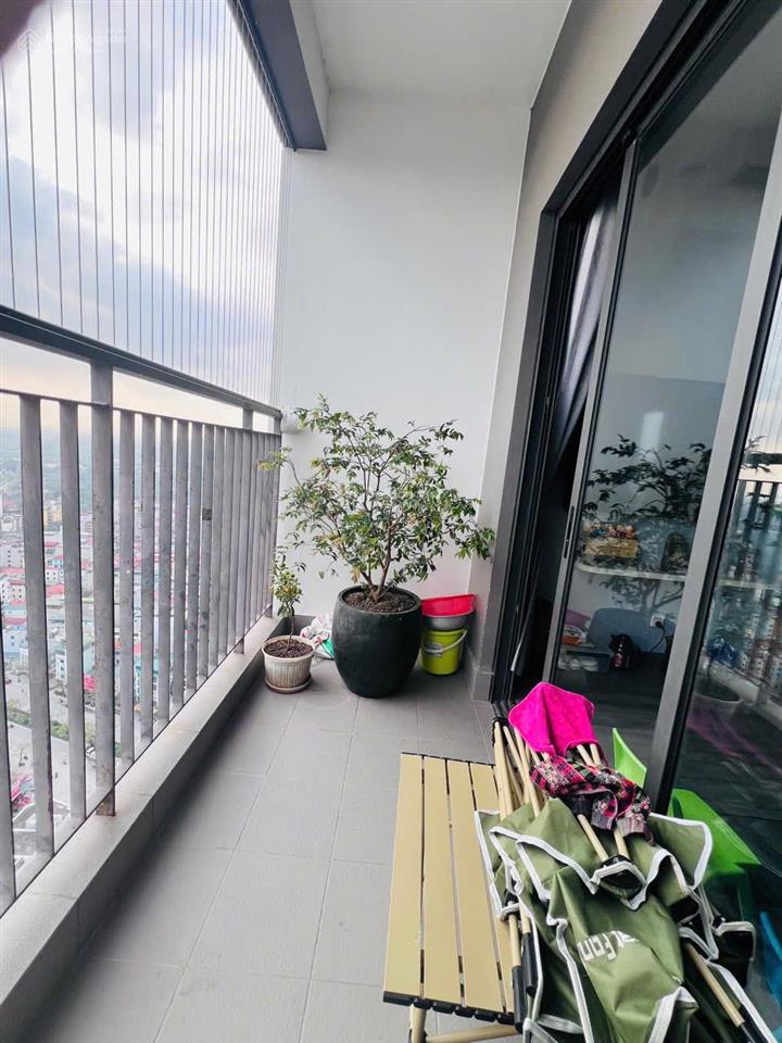 Cần tiền bán gấp 3n tòa r1.02 tầng cao hướng đn full đồ nội thất.  0986 257 ***