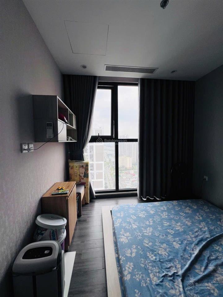 Cần tiền bán gấp 3n tòa r1.02 tầng cao hướng đn full đồ nội thất.  0986 257 ***