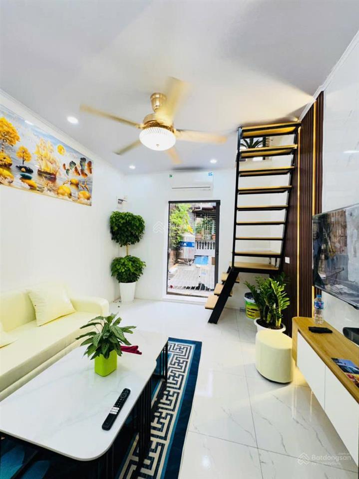 Tập thể bạch mai, tầng 2 dt 65m2, 2 ngủ, ban công thoáng, bãi ô tô, đủ công năng, tặng nội thất