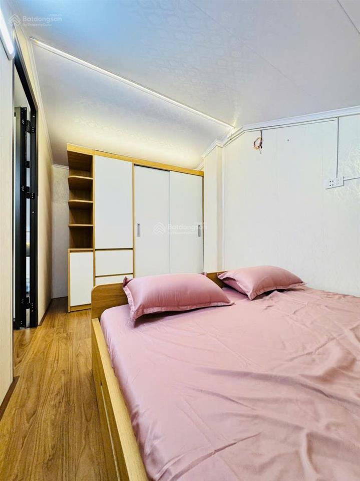 Tập thể bạch mai, tầng 2 dt 65m2, 2 ngủ, ban công thoáng, bãi ô tô, đủ công năng, tặng nội thất