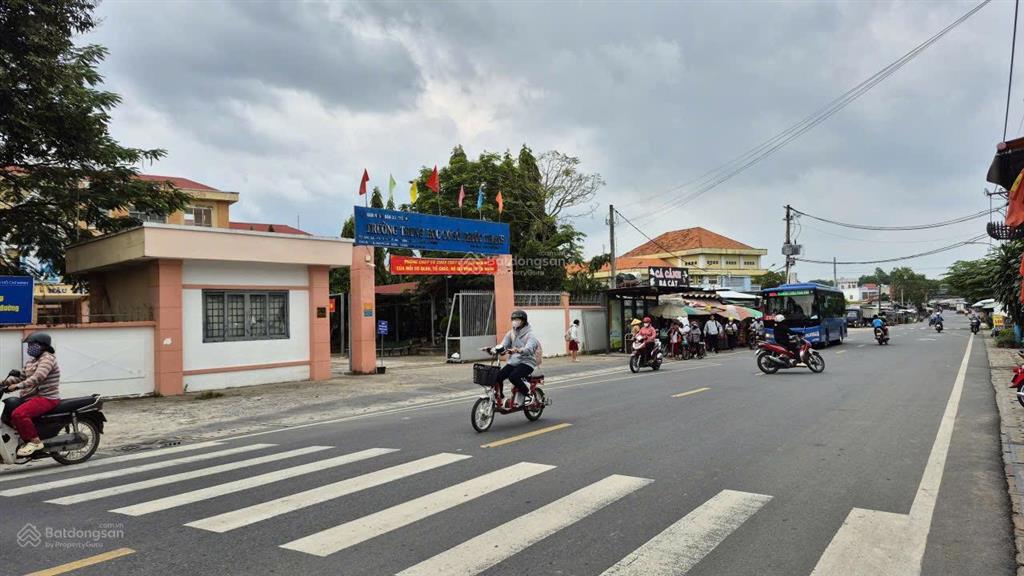 Chính chủ bán đất riêng 150m hai mặt tiền, bán kính 1km gần khu công nghiệp, chợ, trường học.