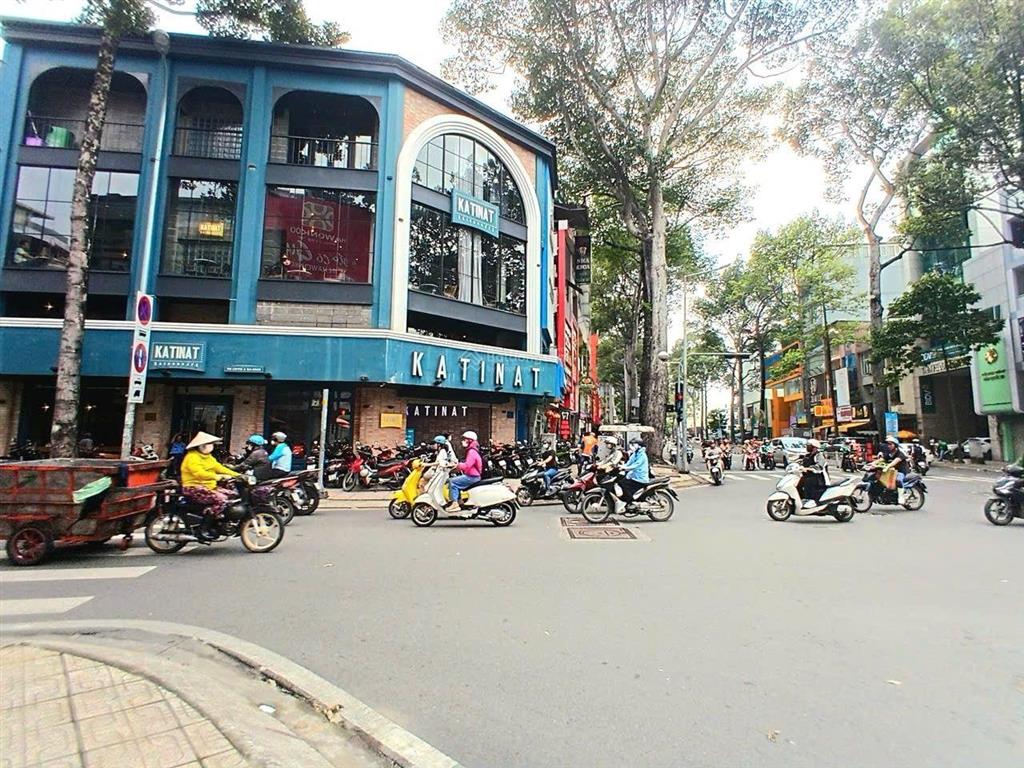 Bán gấp xuất cảnh  22m  2 tầng  giá 5.6 tỷ  nhà cao đạt quận 5