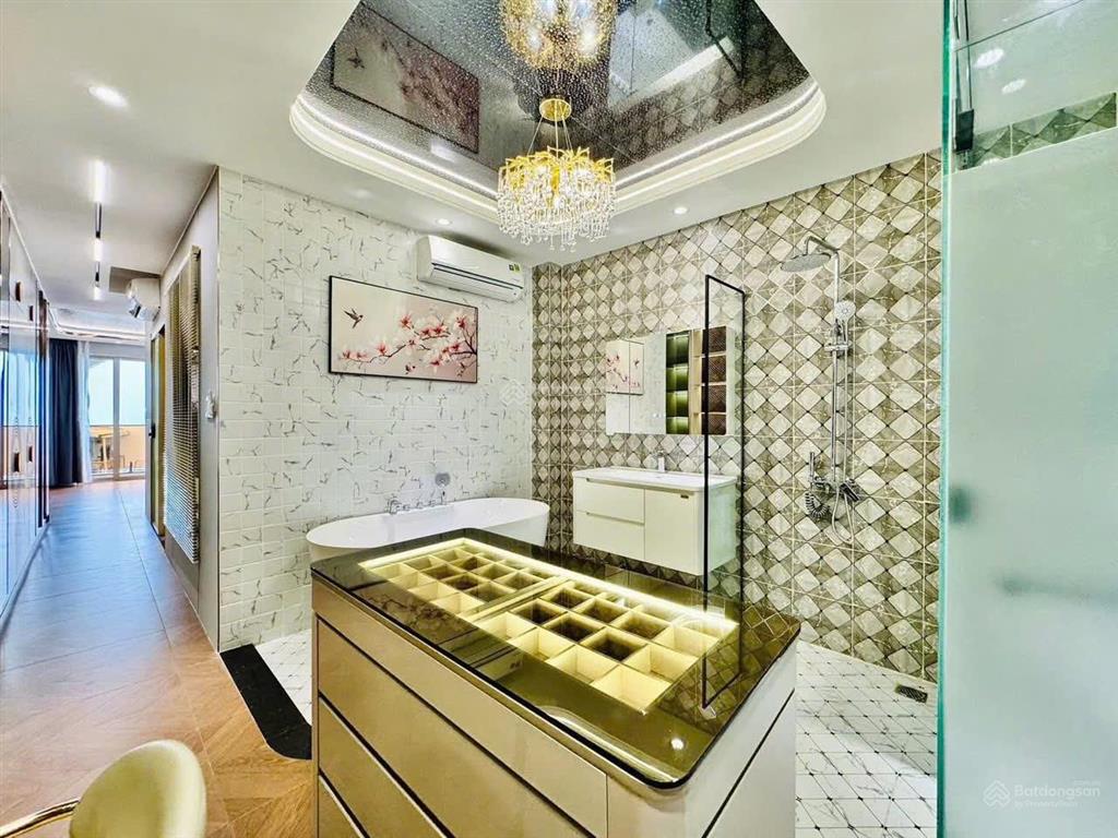 Định cư nước ngoài bán hxh hậu giang,4 x 22, 6 tầng btct, 6 pn, 6wc có sân thượng, nội thất cao cấp