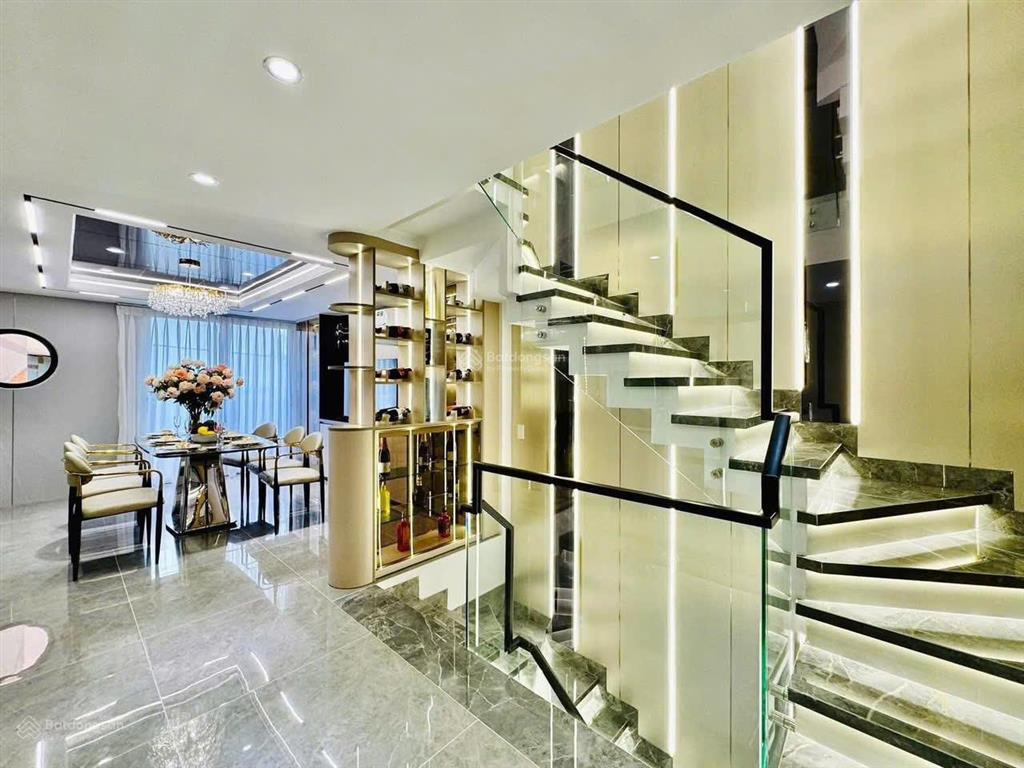 Định cư nước ngoài bán hxh hậu giang,4 x 22, 6 tầng btct, 6 pn, 6wc có sân thượng, nội thất cao cấp