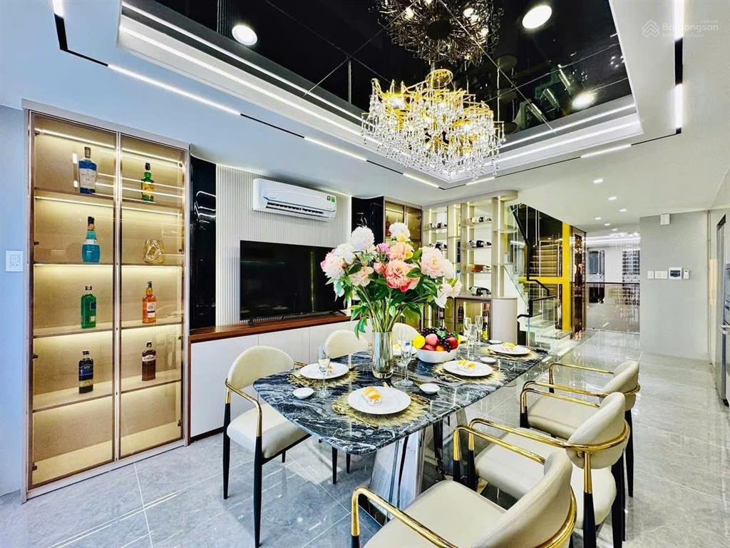 Định cư nước ngoài bán hxh hậu giang,4 x 22, 6 tầng btct, 6 pn, 6wc có sân thượng, nội thất cao cấp