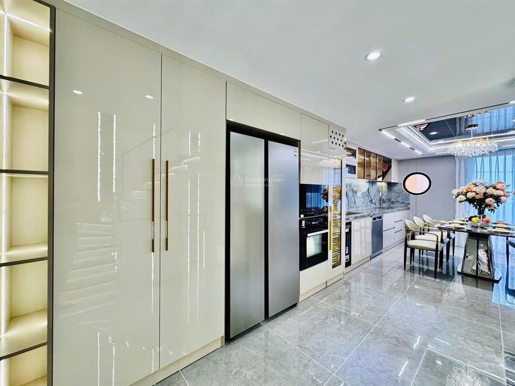 Định cư nước ngoài bán hxh hậu giang,4 x 22, 6 tầng btct, 6 pn, 6wc có sân thượng, nội thất cao cấp