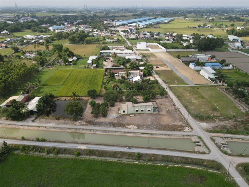 Cần bán đất 2 mặt tiền gần vòng xoay 823d và 824