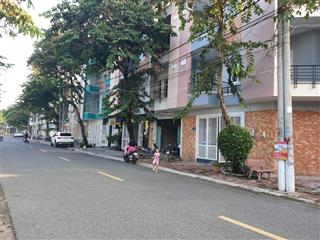 Chính chủ bán nhà phố liền kề 1 trệt 2 lầu 1 tum  giá chỉ 4.5 tỷ